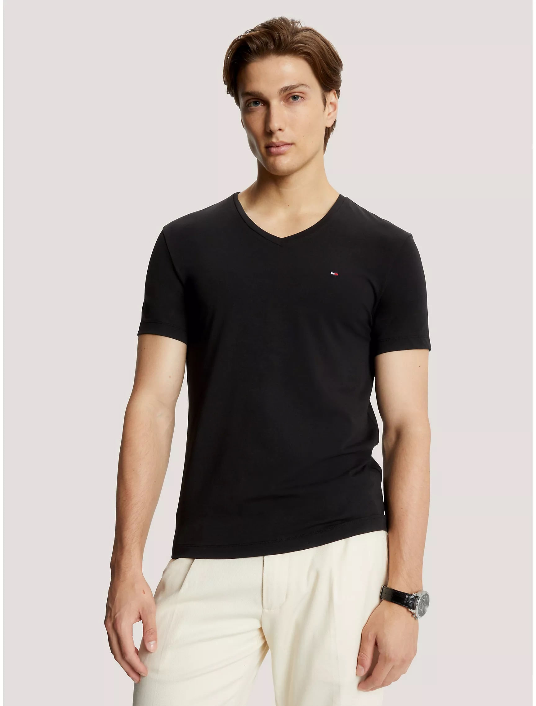 Remera básica cuello V slim fit