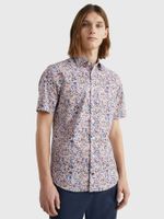 Camisa-con-flores-de-manga-corta