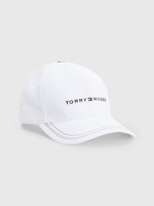 Gorra-con-logo-bordado-y-costuras-a-contraste