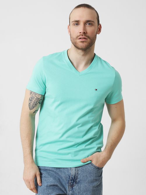 Remera-Essential-en-cuello-v