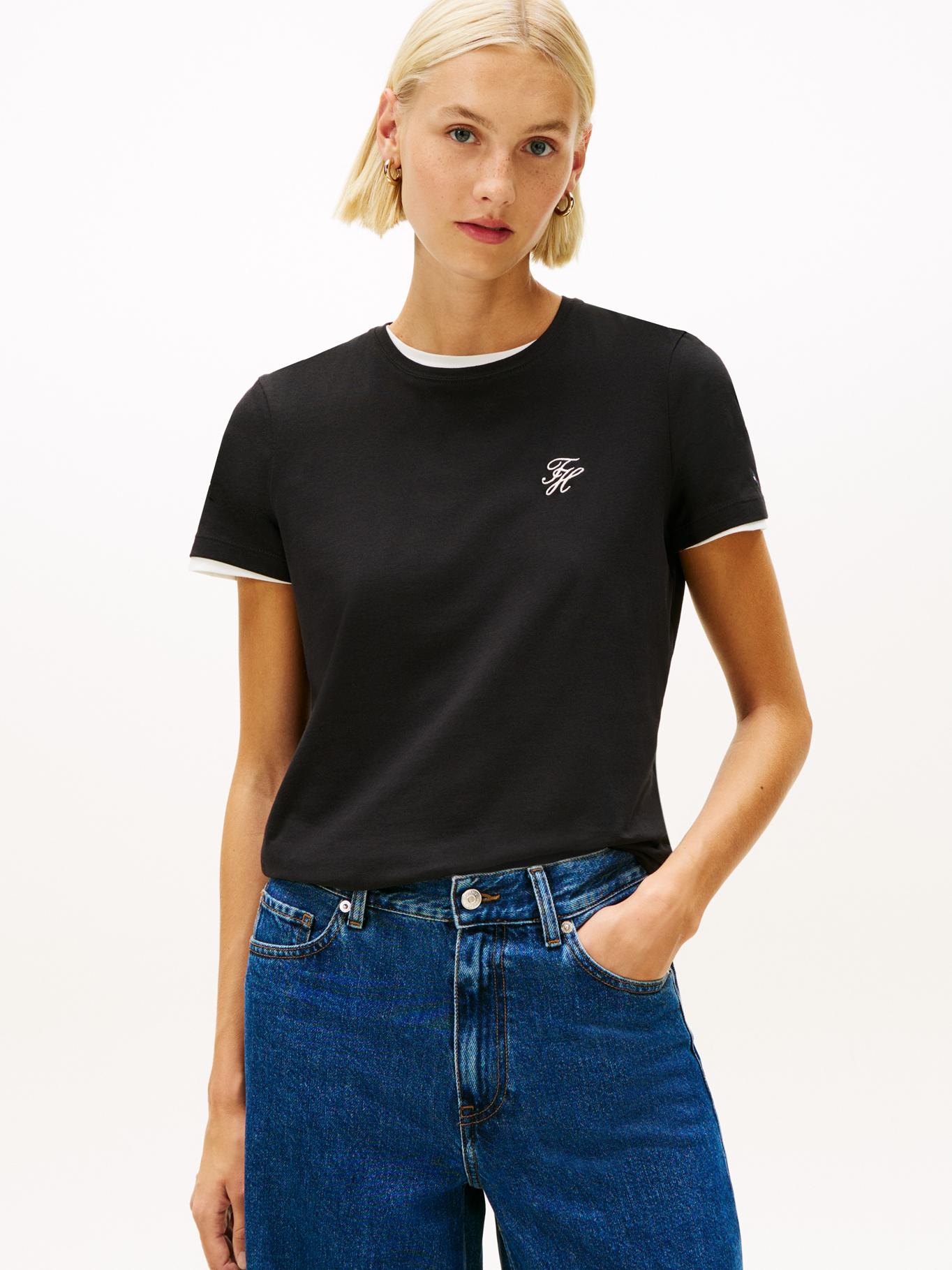 Remera básica con logo bordado regular fit