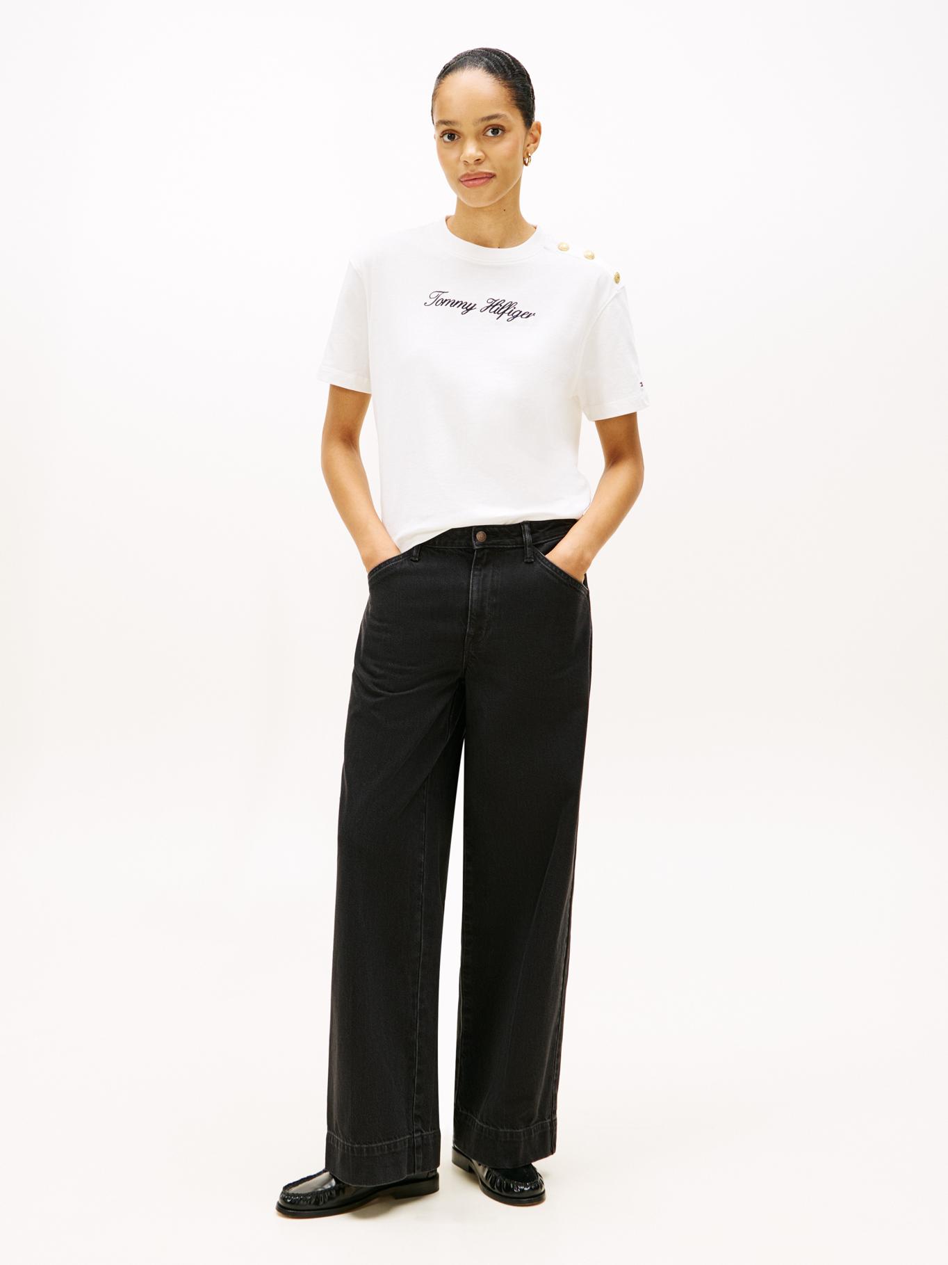 Remera con logo bordado y botones decorativos relaxed fit — imagen 2
