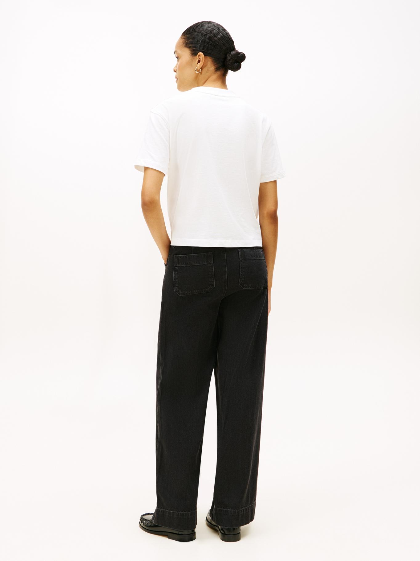Remera con logo bordado y botones decorativos relaxed fit — imagen 3