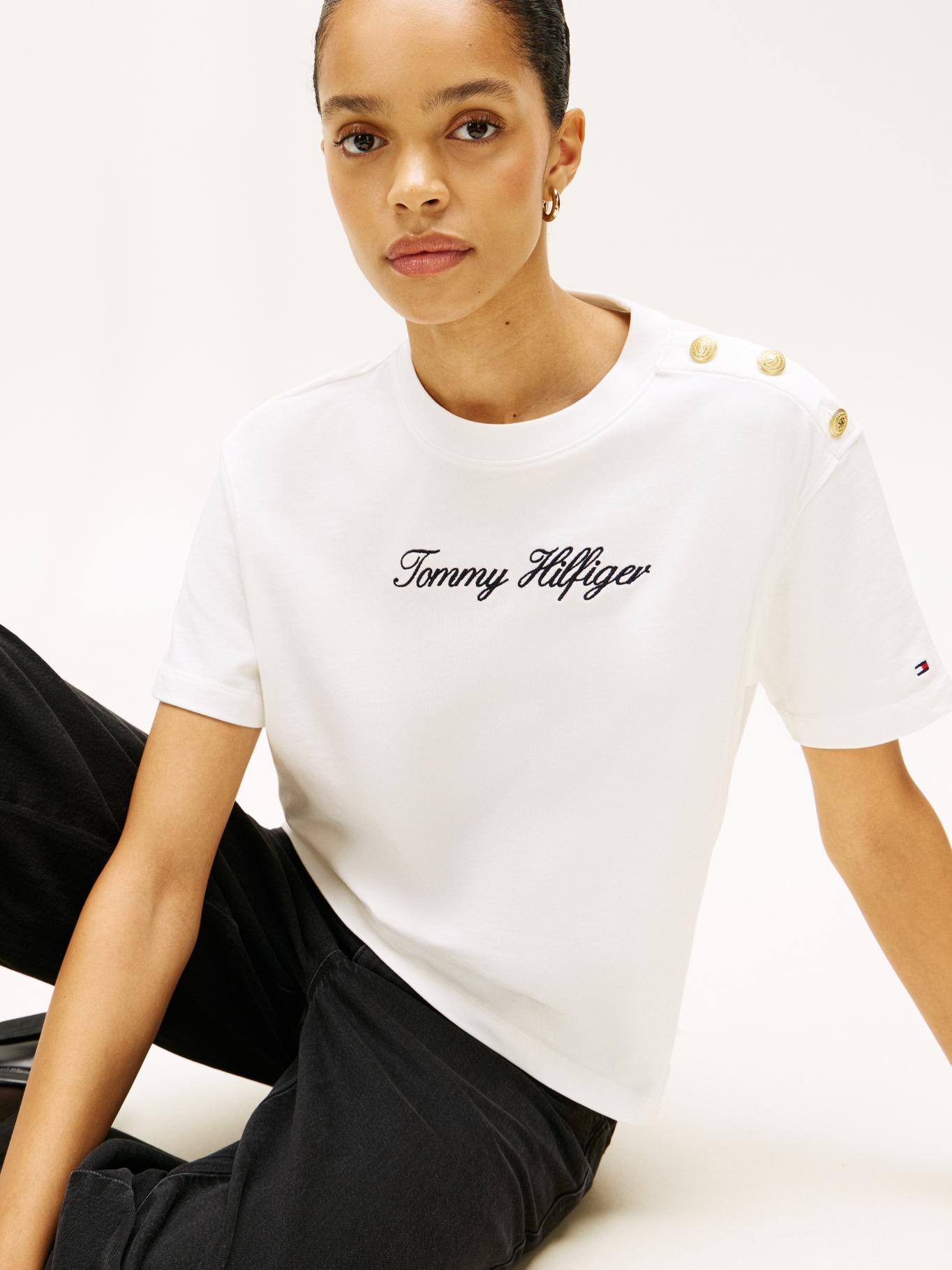 Remera con logo bordado y botones decorativos relaxed fit — imagen 4