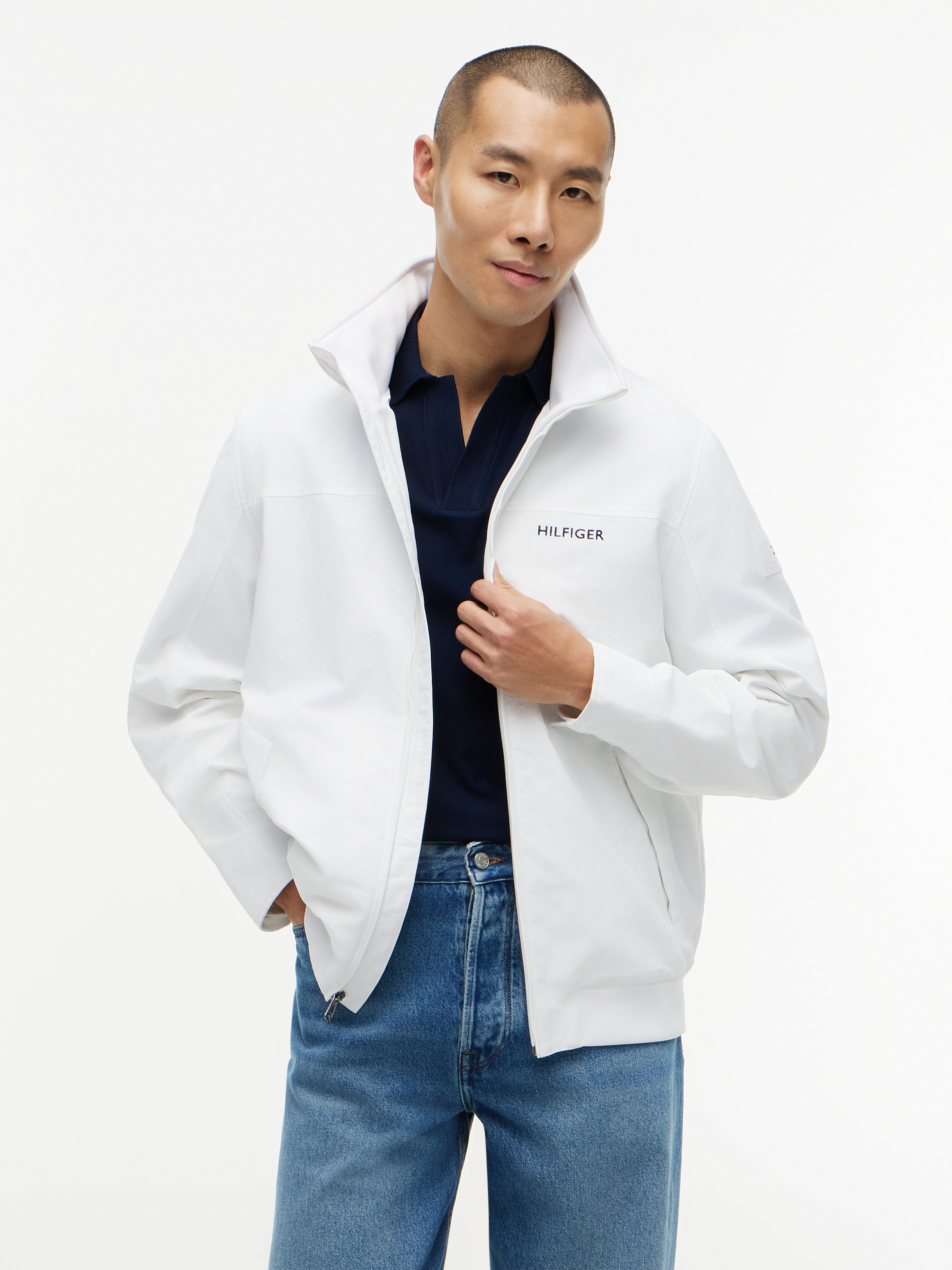 Campera con capucha repelente al agua regular fit