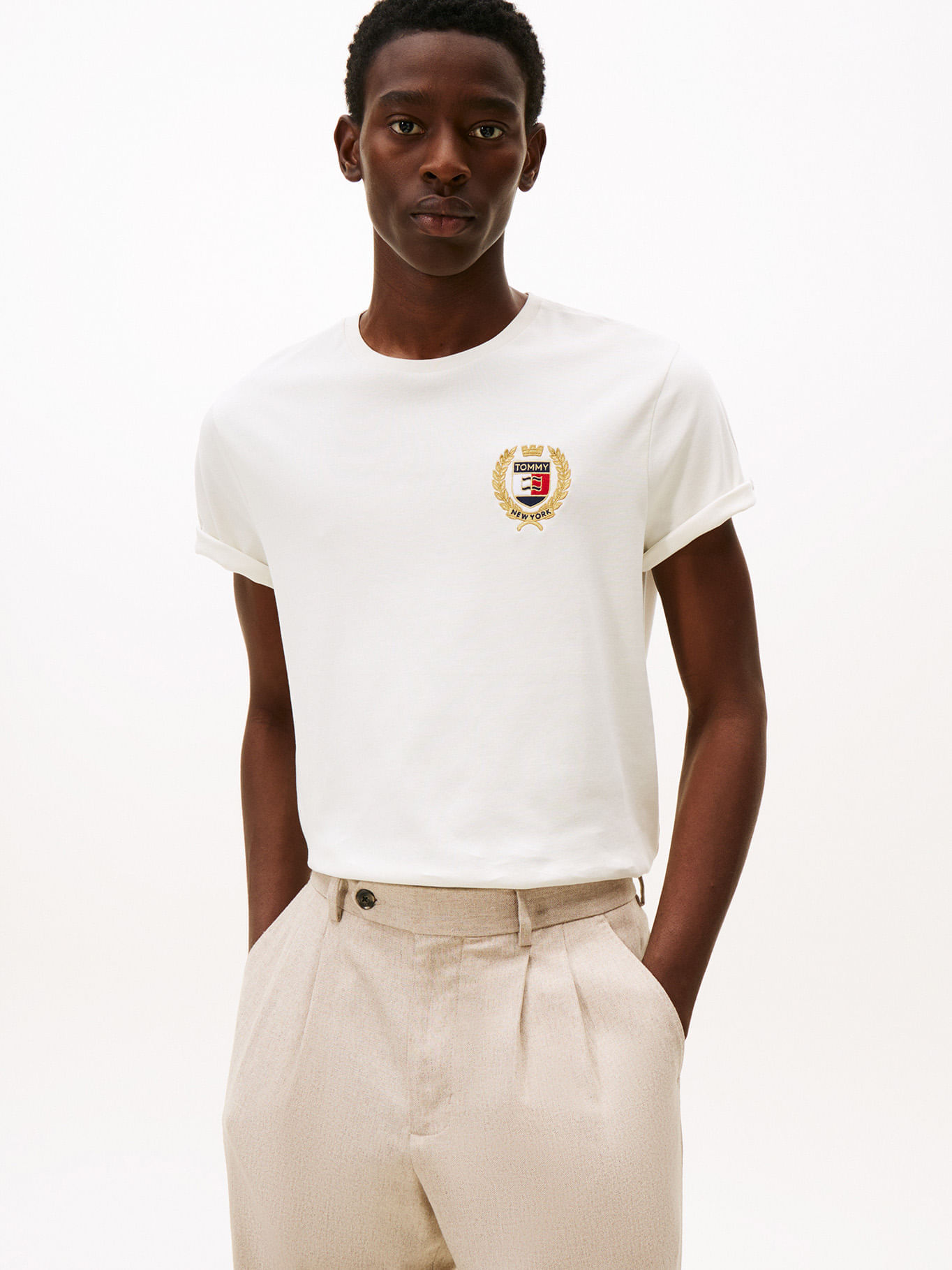 Remera cuello redondo con escudo bordado regular fit