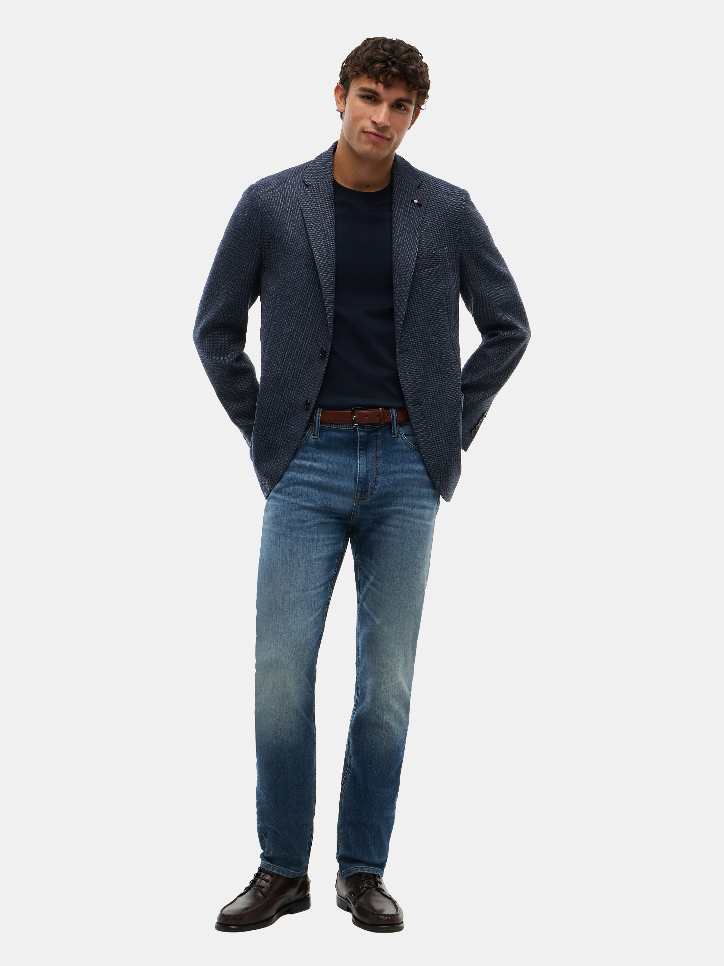 Jean de corte slim con logo