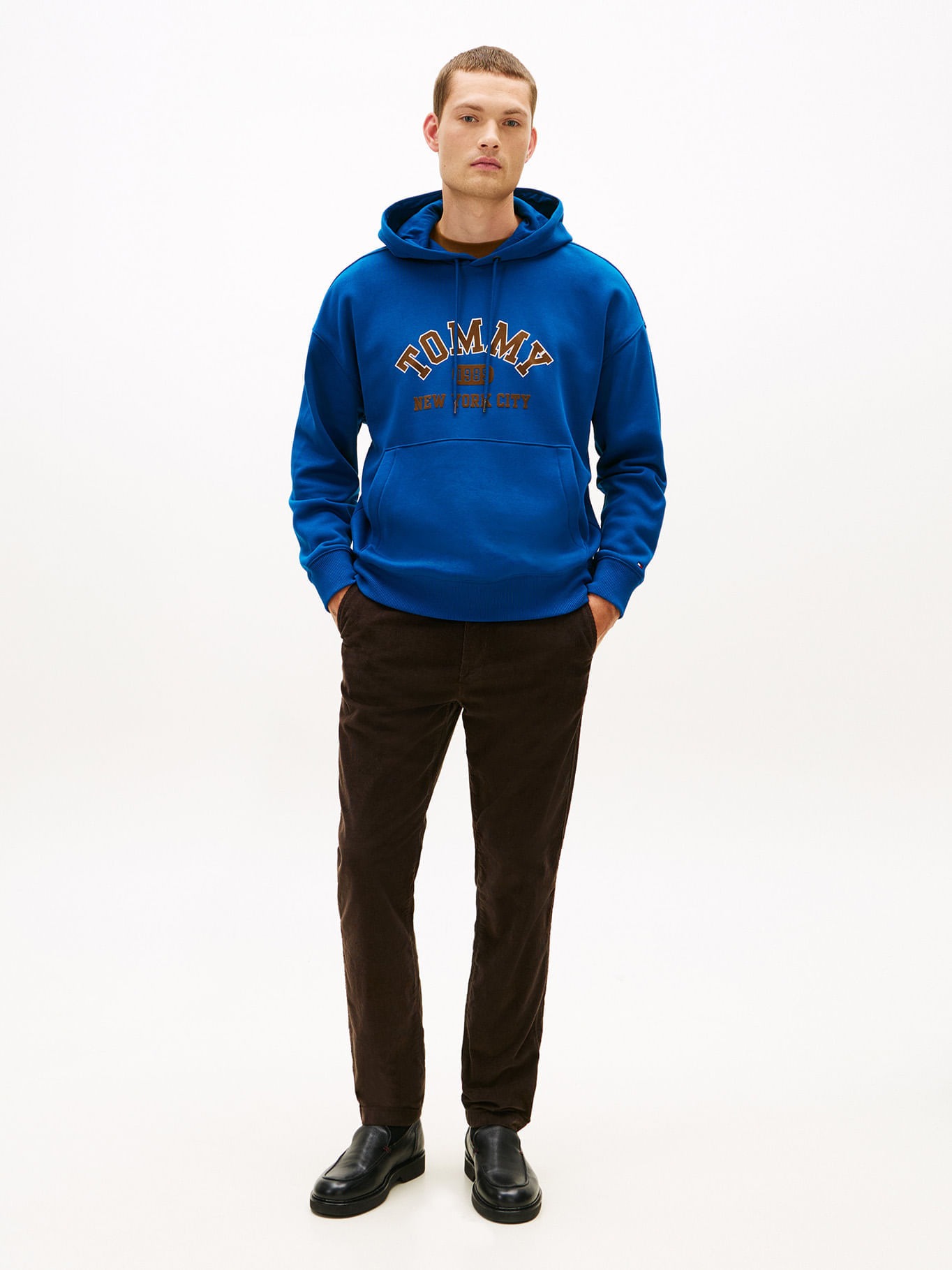 Buzo con capucha con logo estampado regular fit — imagen 2