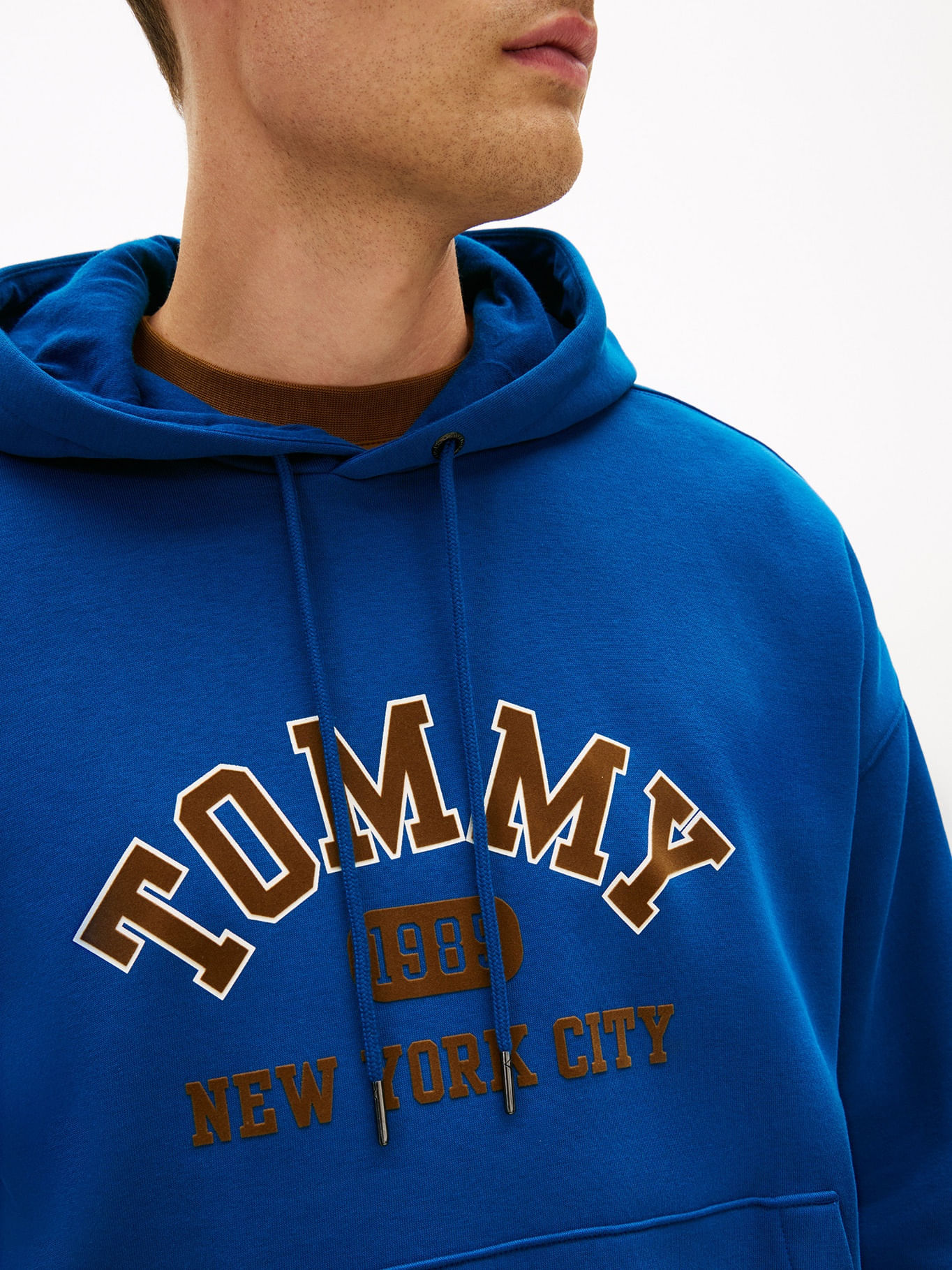 Buzo con capucha con logo estampado regular fit — imagen 4