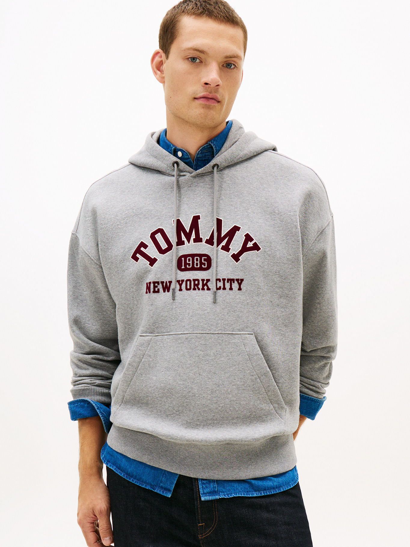 Buzo con capucha con logo estampado regular fit