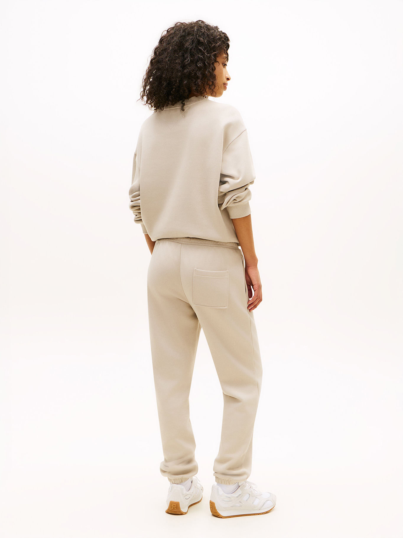 Jogger collegiate con logo — imagen 3