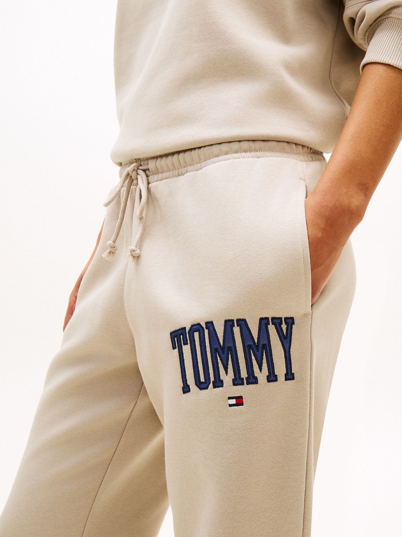 Jogger collegiate con logo — imagen 4