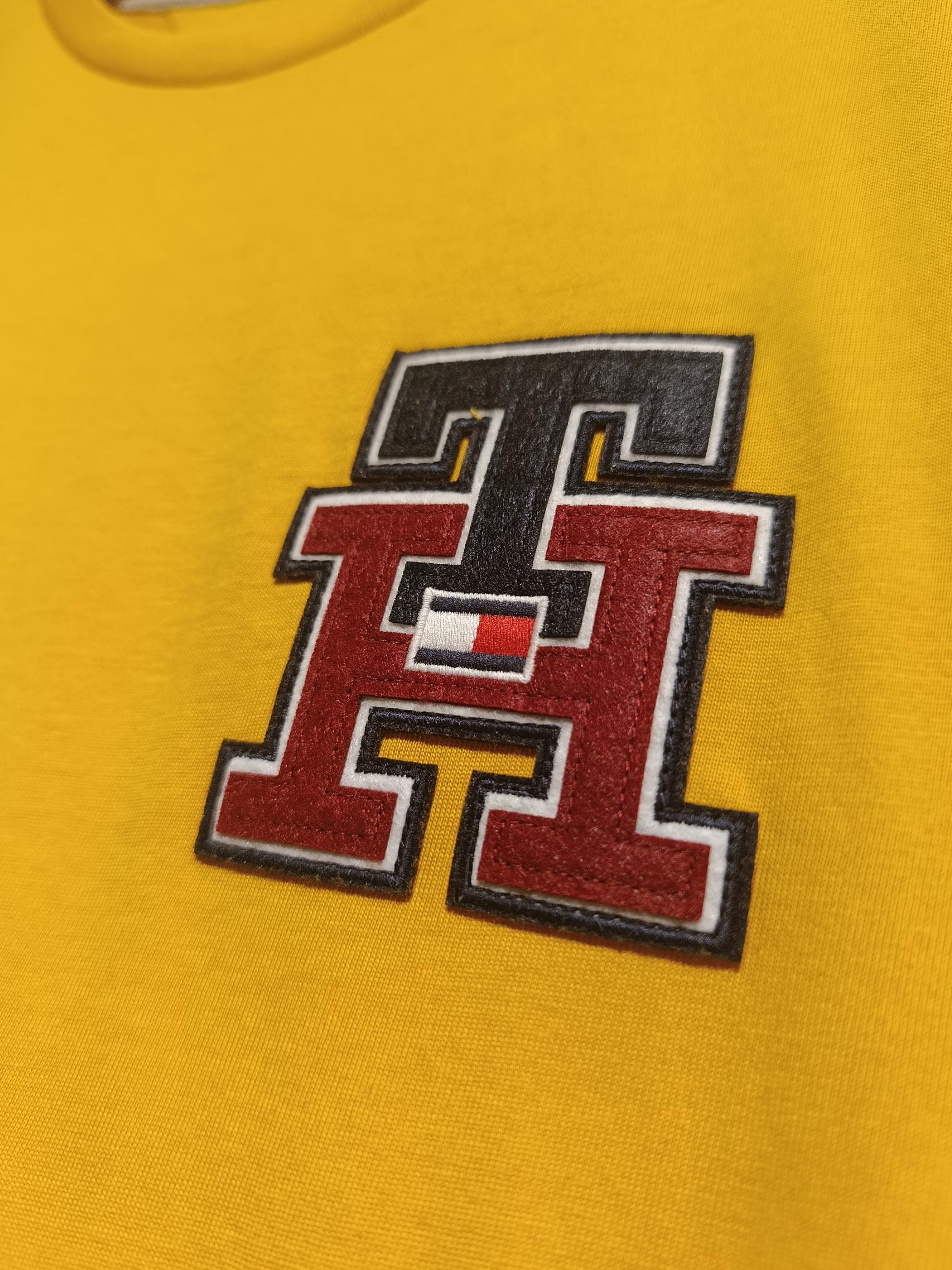 Remera con logo gráfico — imagen 4