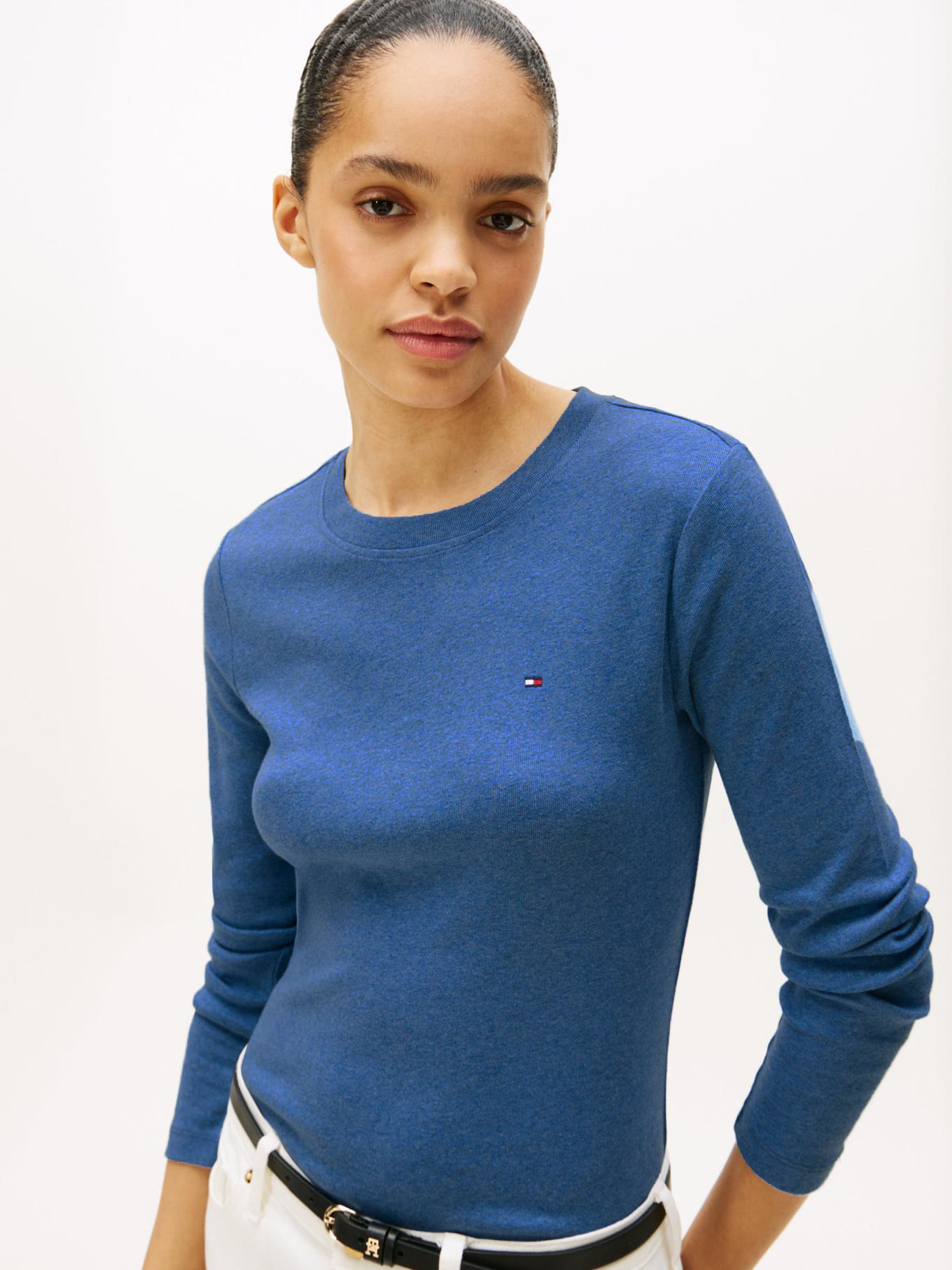 Remera con cuello redondo manga larga con logo bordado slim fit — imagen 4